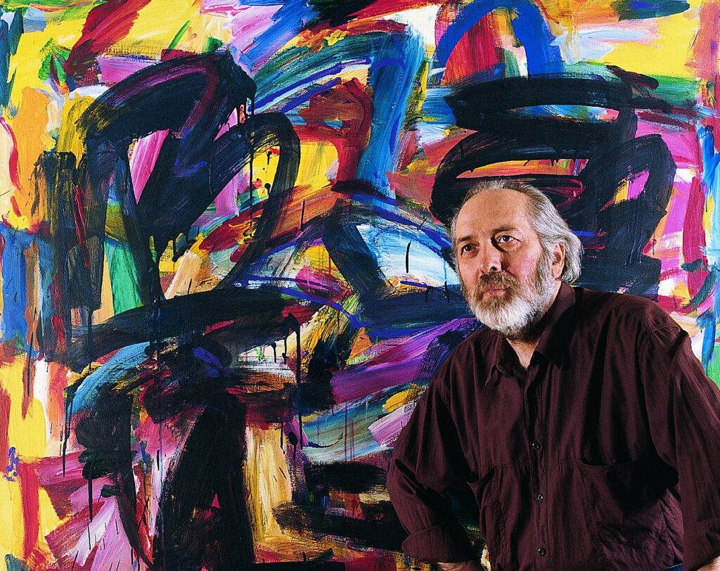 Sanatçı Asım İşler atölyesinde.